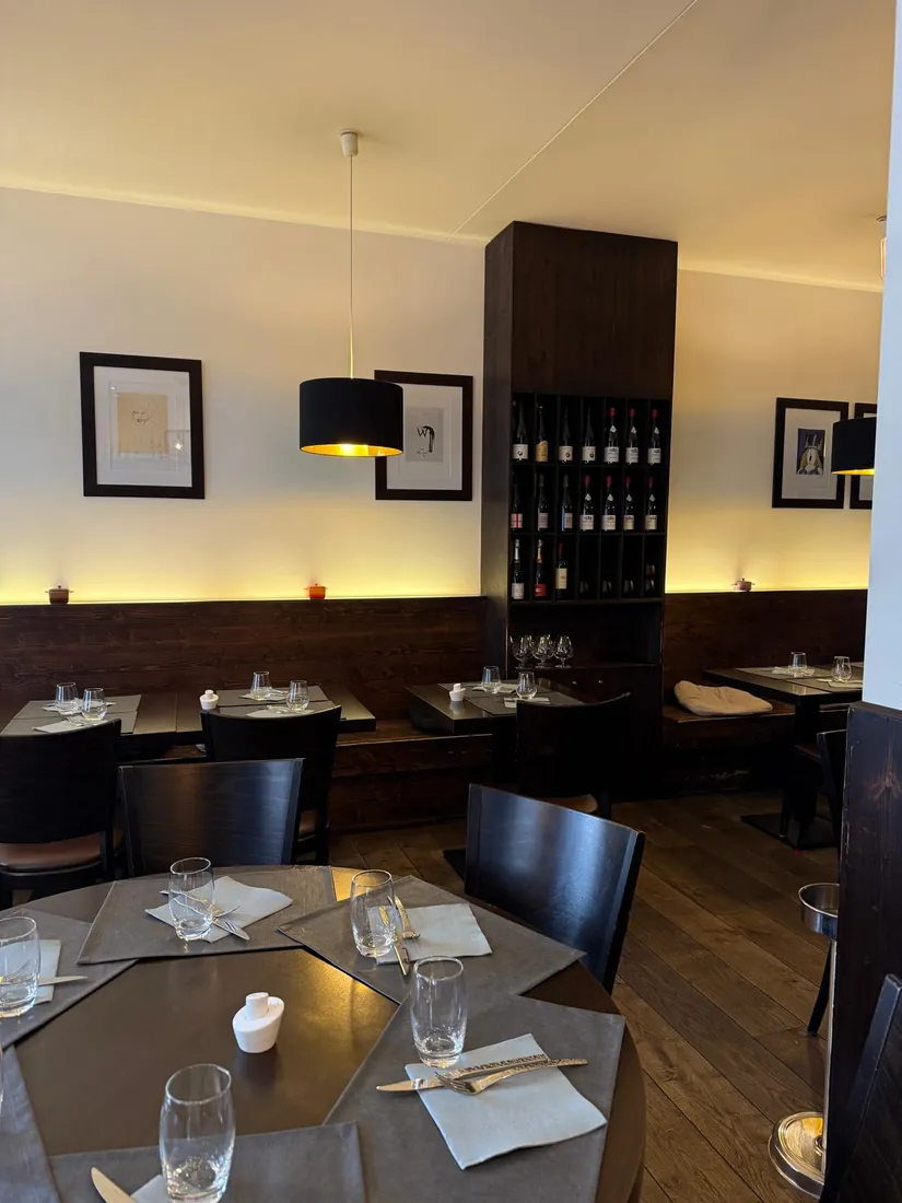 Les banquettes et le mur de bouteilles