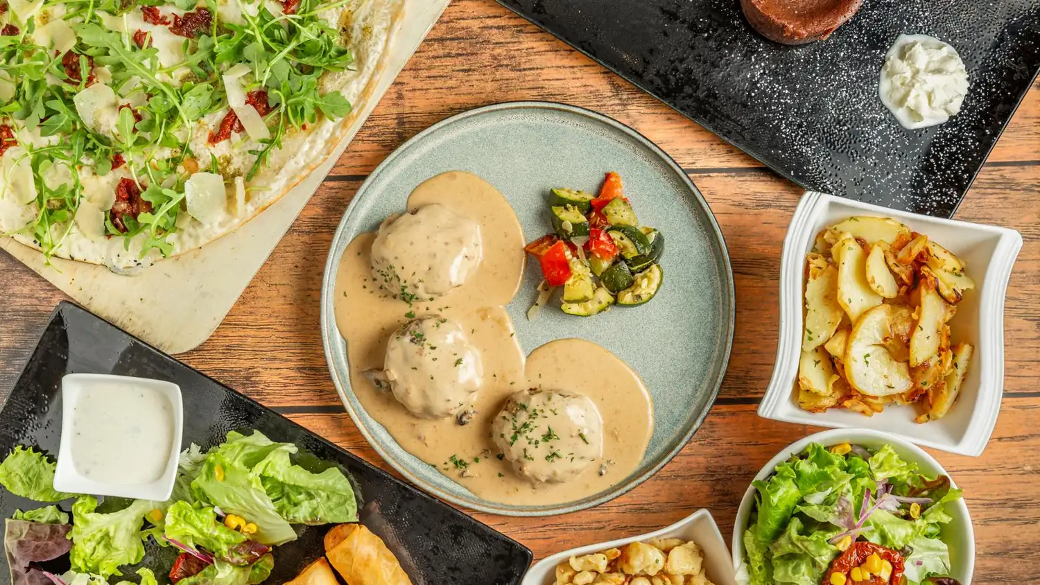 Une tablée de plats alsaciens sur une table en bois