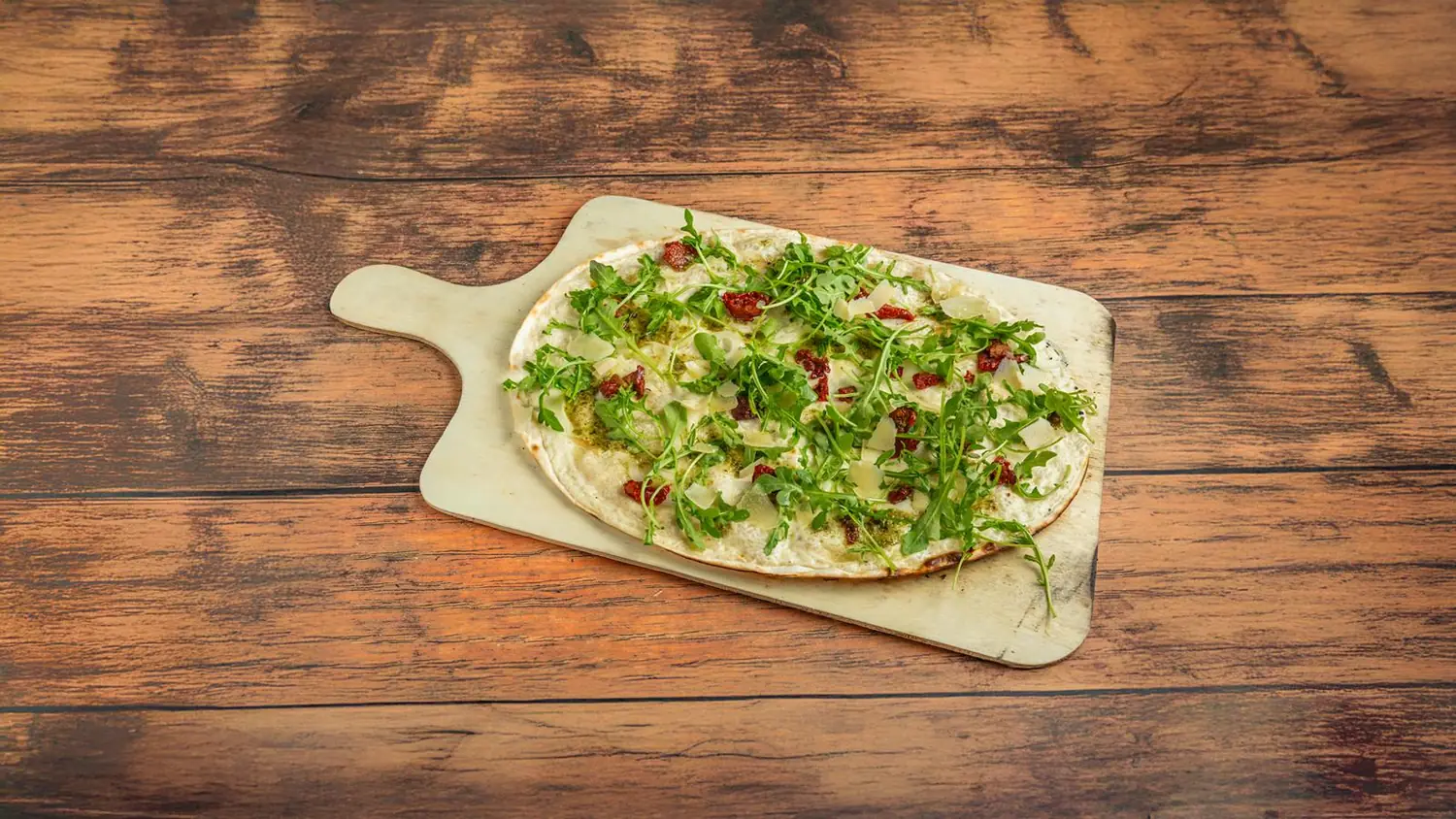 Tarte flambée servie sur sa planche en bois